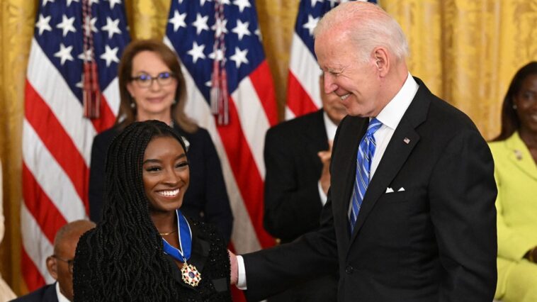 El presidente Biden entrega la Medalla Presidencial de la Libertad a Simone Biles y Denzel Washington