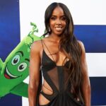 El vestido Mugler de malla de Kelly Rowland tiene varios recortes en la cadera