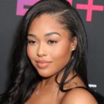 El vestido de invitados de boda con lentejuelas de Jordyn Woods es una desviación de su estilo habitual