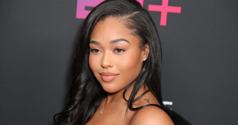 El vestido de invitados de boda con lentejuelas de Jordyn Woods es una desviación de su estilo habitual