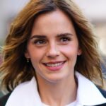 Emma Watson acaba de reinventar el uniforme de oficina Millennial en la Semana de la Alta Costura de París