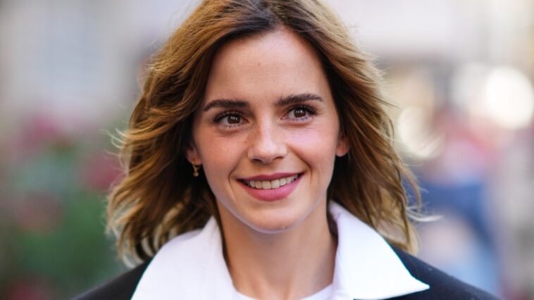 Emma Watson acaba de reinventar el uniforme de oficina Millennial en la Semana de la Alta Costura de París