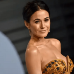 Emmanuelle Chriqui dejó boquiabiertos a todos mientras estaba de vacaciones en Mykonos, Grecia, al ponerse un atrevido bikini azul