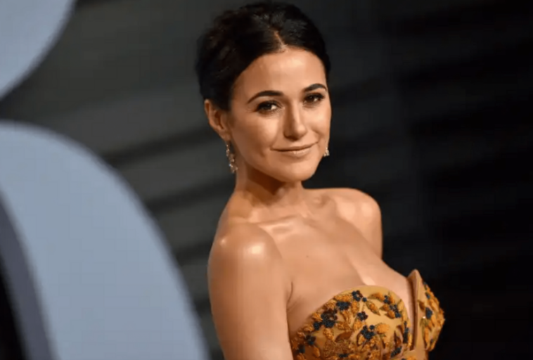 Emmanuelle Chriqui dejó boquiabiertos a todos mientras estaba de vacaciones en Mykonos, Grecia, al ponerse un atrevido bikini azul