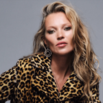 En un evento de moda, Kate Moss entra en la cabina del DJ con un top con estampado de leopardo