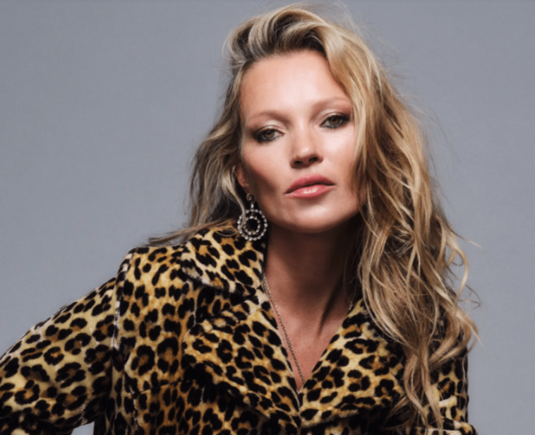 En un evento de moda, Kate Moss entra en la cabina del DJ con un top con estampado de leopardo