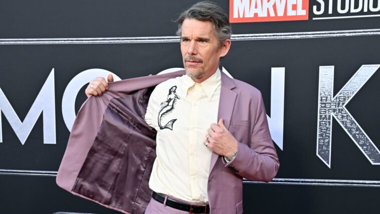 Ethan Hawke dice que Marvel es "extremadamente amigable con los actores", pero no muy "amigable con los directores"