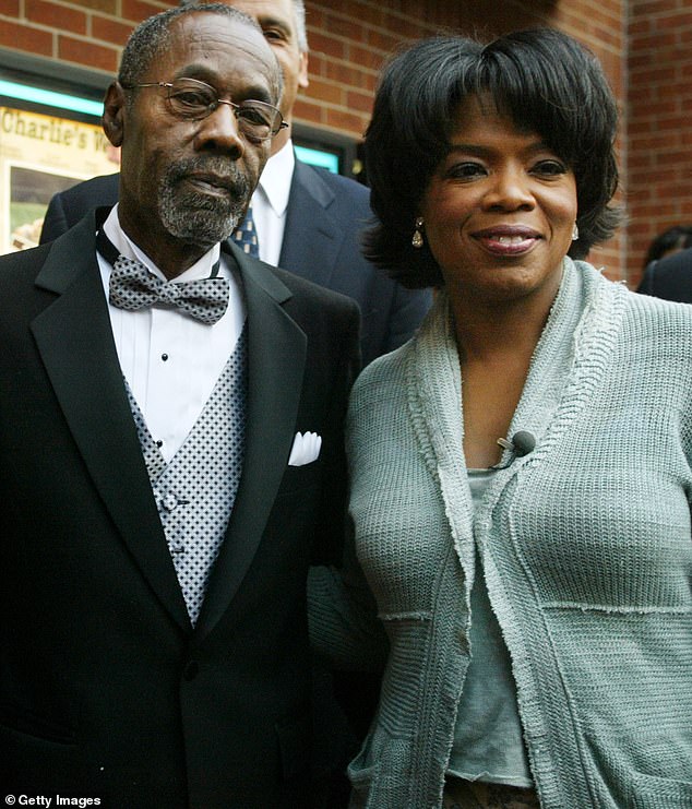 Tristes noticias: el padre de Oprah Winfrey, Vernon Winfrey, falleció a la edad de 88 años después de una batalla contra el cáncer;  Oprah fotografiada con Vernon en 2003