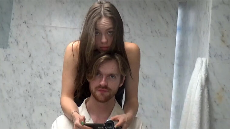 Finneas y Claudia Sulewski nos hacen desear que nos abuchearan en París en un nuevo video