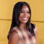 Gabrielle Union gemelas con su hija Kaavia en un traje de baño floral