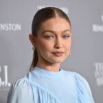 Gigi Hadid vista relajándose en un yate con los Beckham en un impresionante bikini amarillo