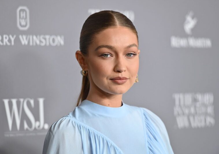 Gigi Hadid vista relajándose en un yate con los Beckham en un impresionante bikini amarillo