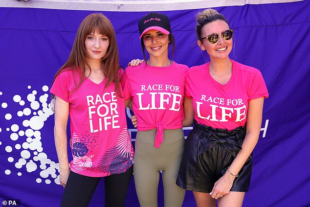 Reunidos: los miembros de Girls Aloud se reunieron en Hyde Park el domingo por primera vez en nueve años para rendir homenaje a la vida de su difunta compañera de banda Sarah Harding.