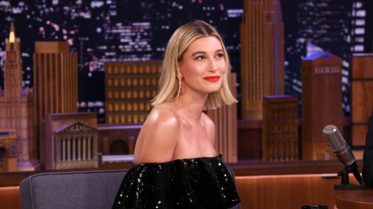 Hailey Bieber acaba de usar el vestido de corsé de aguacate de nuestros sueños