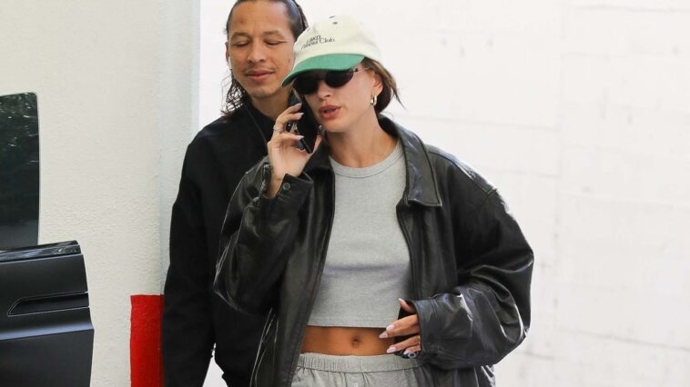 Hailey Bieber hace que la chaqueta de moto funcione para el verano