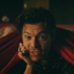 Harry Styles saca el pijama de fiesta en el video 'Late Night Talking'