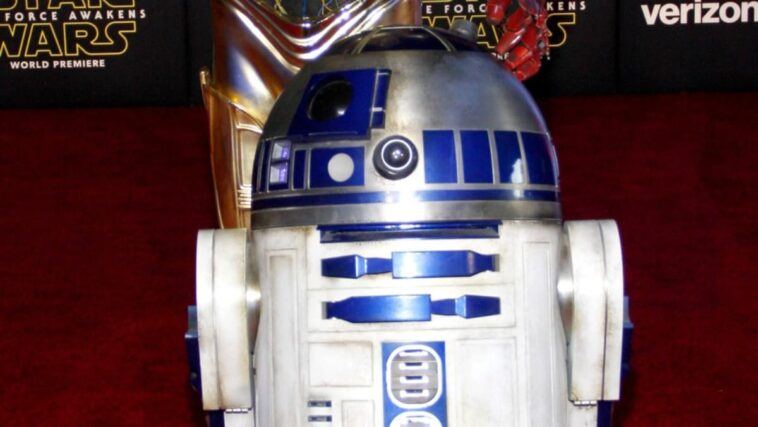 Hombre se hace pasar por empleado de Disney World para robar una estatua de R2-D2 valorada en S$14,000