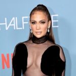 J Lo lleva los recortes al extremo con un body tanga negro