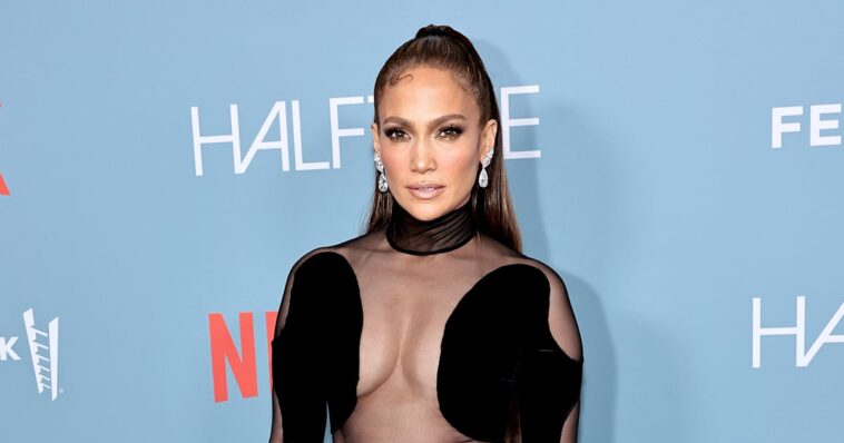 J Lo lleva los recortes al extremo con un body tanga negro