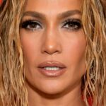 Jennifer Lopez Affleck lució las plataformas más altas de Barbiecore en el Louvre