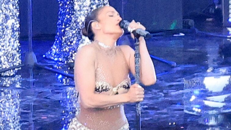 Jennifer Lopez ensayando para actuar en gala benéfica a beneficio de Ucrania