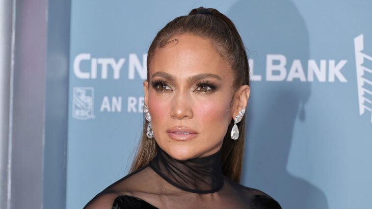 Jennifer Lopez le dio un toque moderno a tu cabello de graduación de los 90