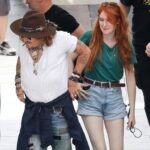 Johnny Depp continúa con sus conciertos musicales en Italia, con la tierna pelirroja a cuestas