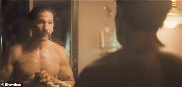 Rompecorazones: Jon Bernthal muestra su esculpido torso sin camisa en un nuevo tráiler de una miniserie adaptada del clásico American Gigolo de 1980