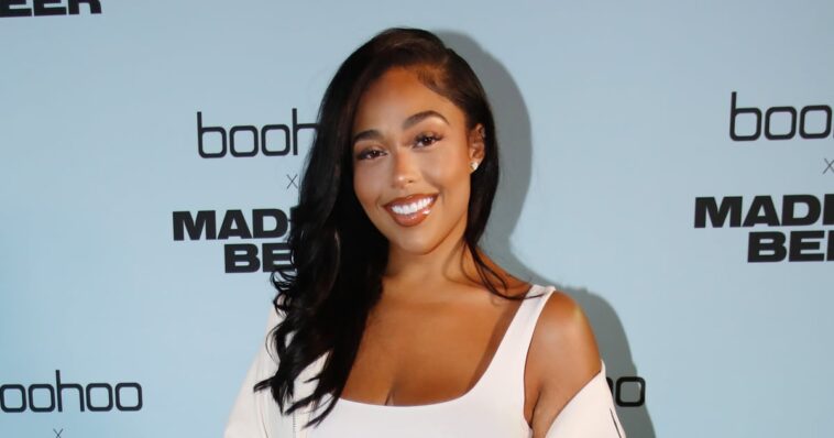 Jordyn Woods clava la tendencia del vestido recortado a la cadera en Mónaco