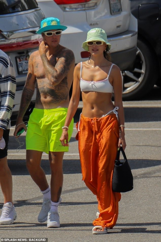 Diversión bajo el sol: Justin y Hailey Bieber fueron vistos de vacaciones en el lago Coeur d'Alene en Idaho a principios de este mes