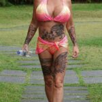 Entintado: Katie Price, de 44 años, reveló tres enormes tatuajes nuevos mientras se ponía un bikini iridiscente en Tailandia el jueves.