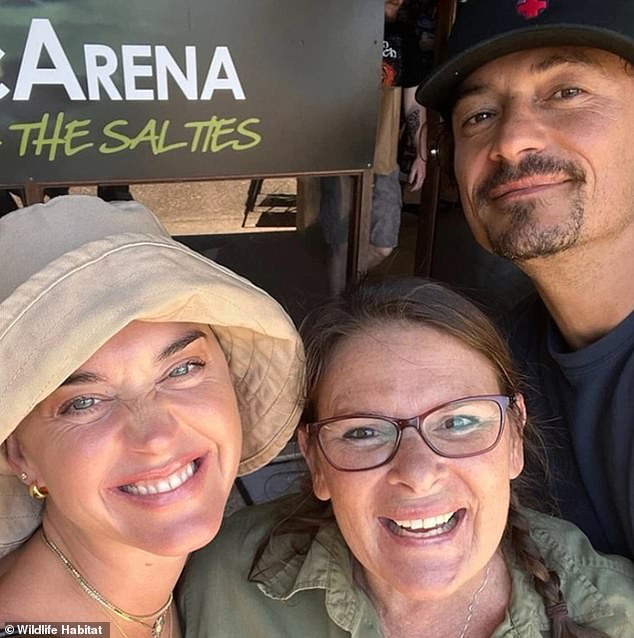 Katy Perry y Orlando Bloom (en la foto con Rabecca Lynch, gerente de vida silvestre de CaPTA) hicieron una visita inesperada a un santuario de vida silvestre en Port Douglas, Queensland, el domingo.