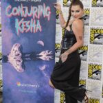 Ahí está: Kesha llamó la atención mientras asistía a la línea de prensa para su próxima serie Conjuring Kesha, durante el tercer día de Comic-Con International el sábado.