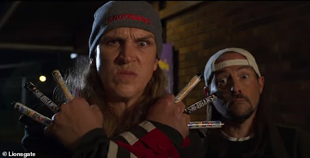 —¡Así lo hacíamos en los noventa, hijo!  El director Kevin Smith (derecha) y su pandilla, incluido Jason Mewes (izquierda), regresan a la tienda Quick Stop en el primer tráiler del capítulo final de su trilogía Clerks, que se estrenó el miércoles.