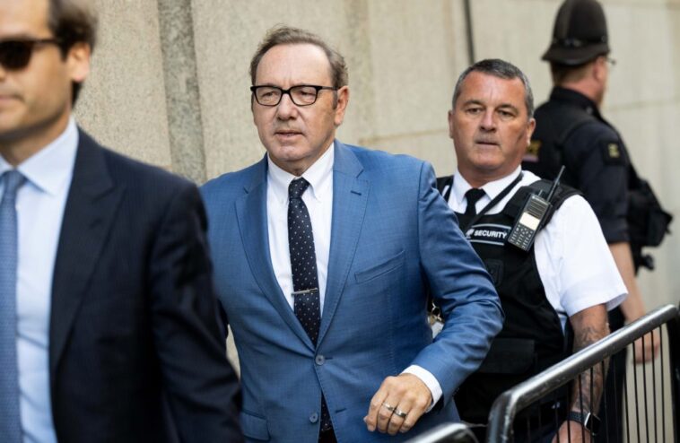 Kevin Spacey se declara inocente de todos los cargos de agresión sexual en el Reino Unido, fecha de juicio fijada para junio de 2023