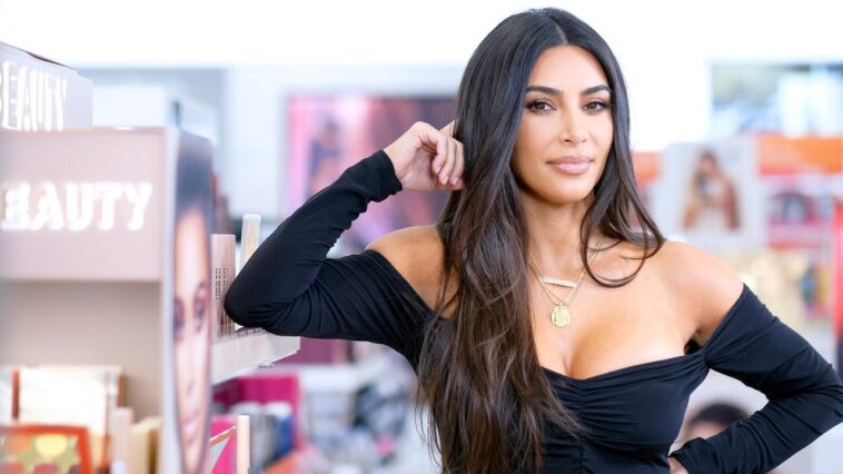 Kim Kardashian acaba de publicar varias fotos de sus pies en el pecho desnudo de Pete Davidson