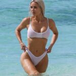 Bomba rubia: Kim Kardashian fue siempre la bomba cuando emergió del océano en las Islas Turcas y Caicos en un bikini blanco el viernes pasado