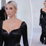 Kim Kardashian desfila en la pasarela de Balenciaga en la Semana de la Moda de París