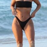 Día en el paraíso: Kim Kardashian, de 41 años, disfrutó de un poco de diversión bajo el sol y presumió su impecable cuerpo de playa en sus vacaciones en las Islas Turcas y Caicos a principios de julio.