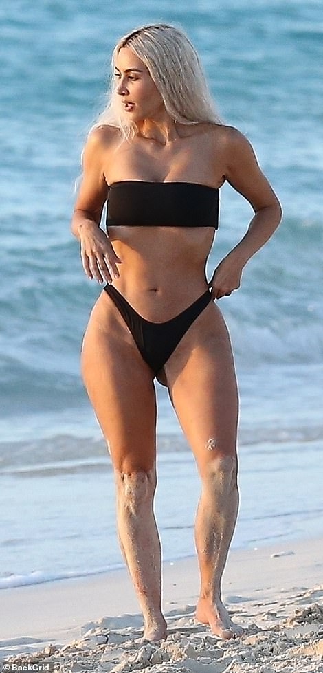 Día en el paraíso: Kim Kardashian, de 41 años, disfrutó de un poco de diversión bajo el sol y presumió su impecable cuerpo de playa en sus vacaciones en las Islas Turcas y Caicos a principios de julio.