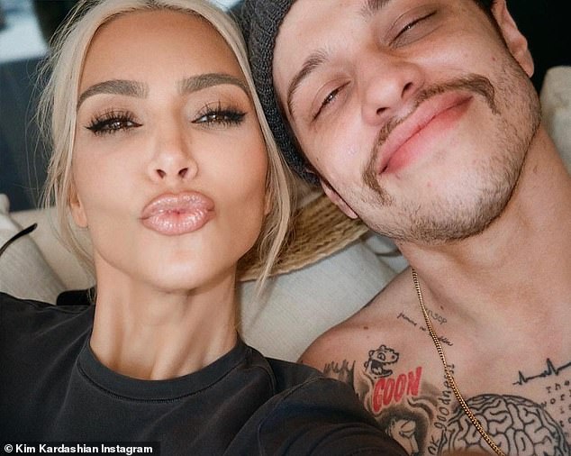 Ha encontrado a 'el indicado': según los informes, Kim Kardashian está más enamorada que nunca de Pete Davidson.  A la belleza de 41 años le encanta lo divertido que es y su