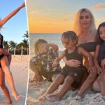 Kim Kardashian tiene sesión de fotos en la playa con sus hijos