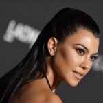 Kourtney Kardashian tiene cabello berenjena