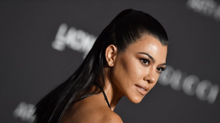 Kourtney Kardashian tiene cabello berenjena