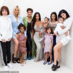 Gran familia: Kris Jenner ha revelado que ha tratado de deshacerse de sus formas 'anticuadas' y es 'más comprensiva' con sus hijos que tienen bebés fuera del matrimonio.