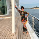 Kris Jenner usó un vestido ceñido y transparente mientras navegaba en un yate y se veía increíble