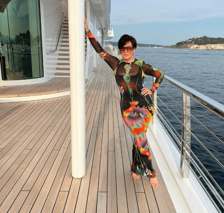 Kris Jenner usó un vestido ceñido y transparente mientras navegaba en un yate y se veía increíble