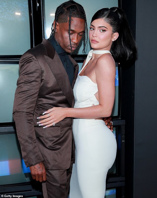 ¿Entonces no hay boda?: Una fuente cercana a Kylie Jenner ha negado los rumores de que ella ha establecido un registro de bodas con su nuevo novio Travis Scott a Page Six;  visto en 2019