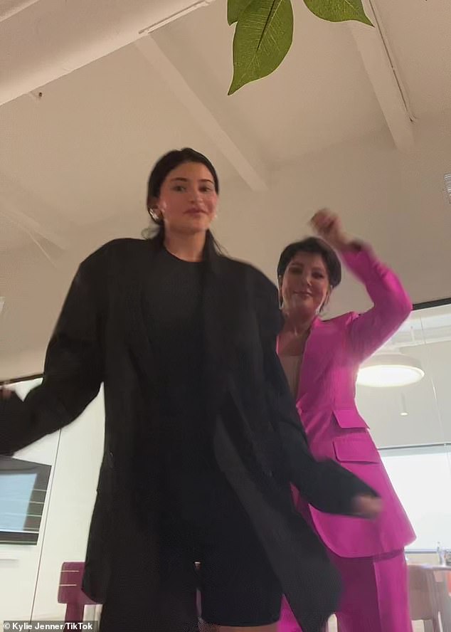 Divirtiéndose: Kylie Jenner ha estado muy activa en la plataforma de redes sociales Tik Tok.  Y la madre de dos compartió dos videos más en su cuenta, esta vez con la mamá Kris Jenner.