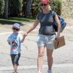 ¡Lindo!  La estrella de The Hills: New Beginnings, Heidi Montag Pratt, dio un paseo de la mano con su hijo Gunner Stone en Los Ángeles el martes.